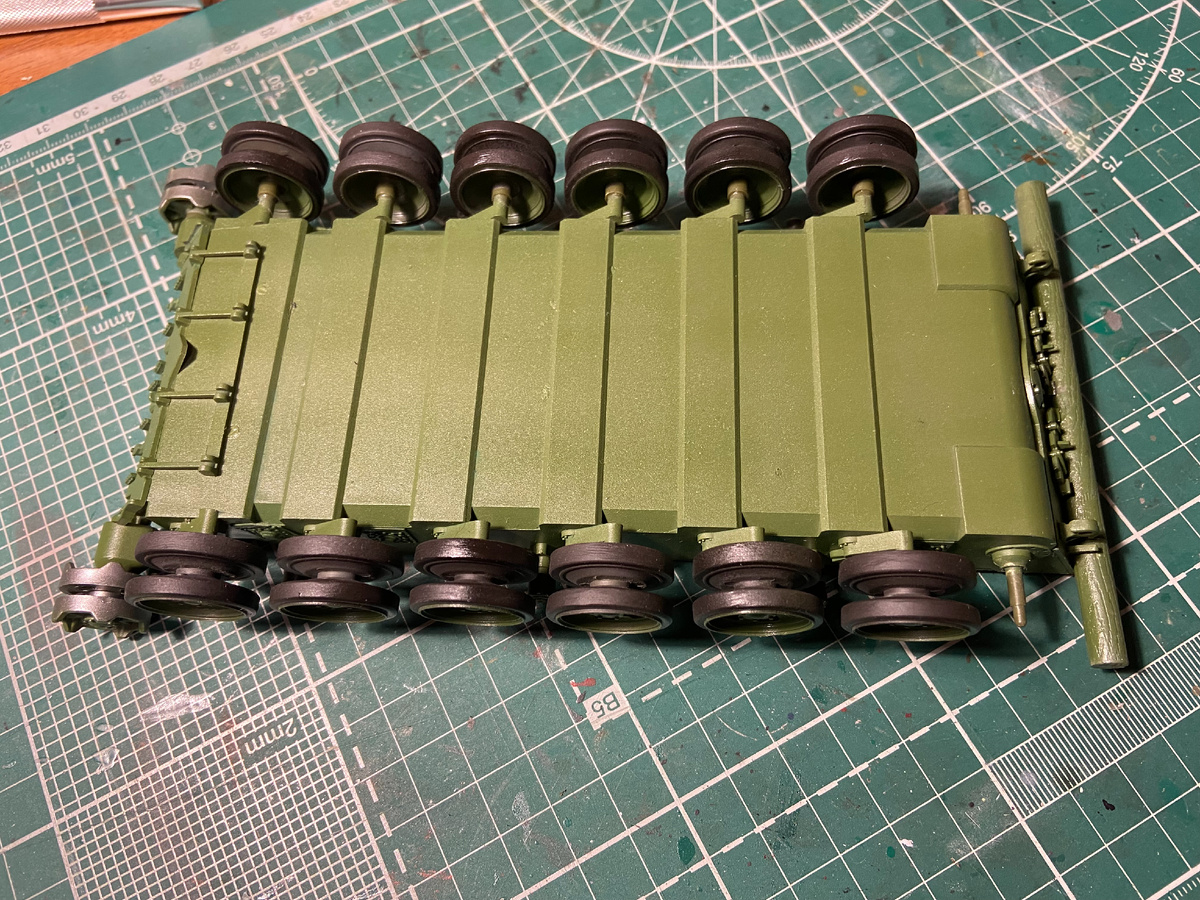 Сборка ходовой части модели российского основного боевого танка Т-72. Масштаб 1/35. Производитель "Звезда". Фото из личного архива автора, © 2025 год