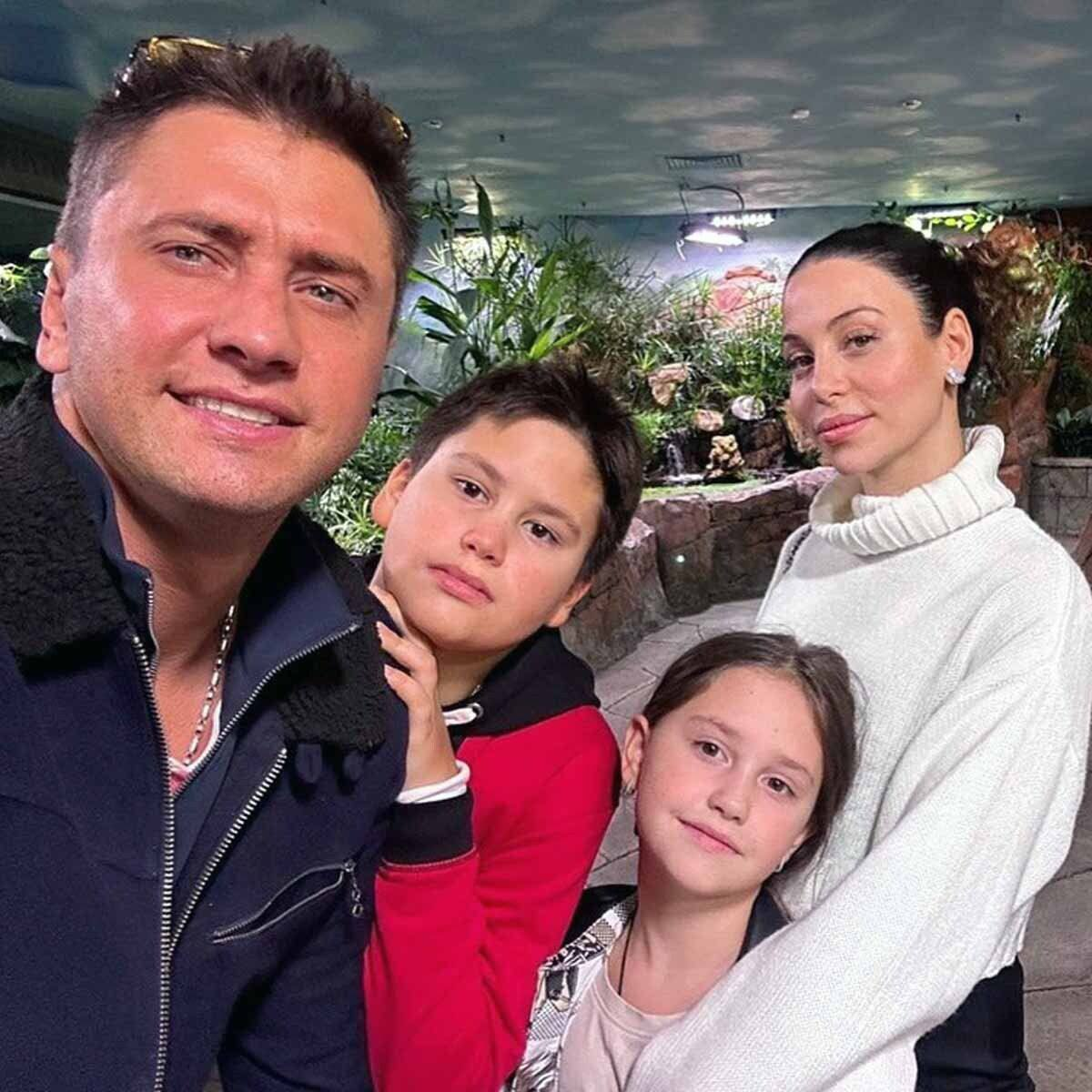 Павел Прилучный с сыном Тимофеем, дочерью Мией и женой Зепюр Брутян.