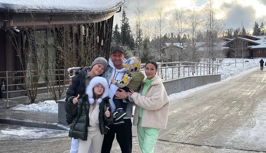 Павел Прилучный с сыновьями Тимофеем и Микаэлем, дочерью Мией и женой Зепюр Брутян