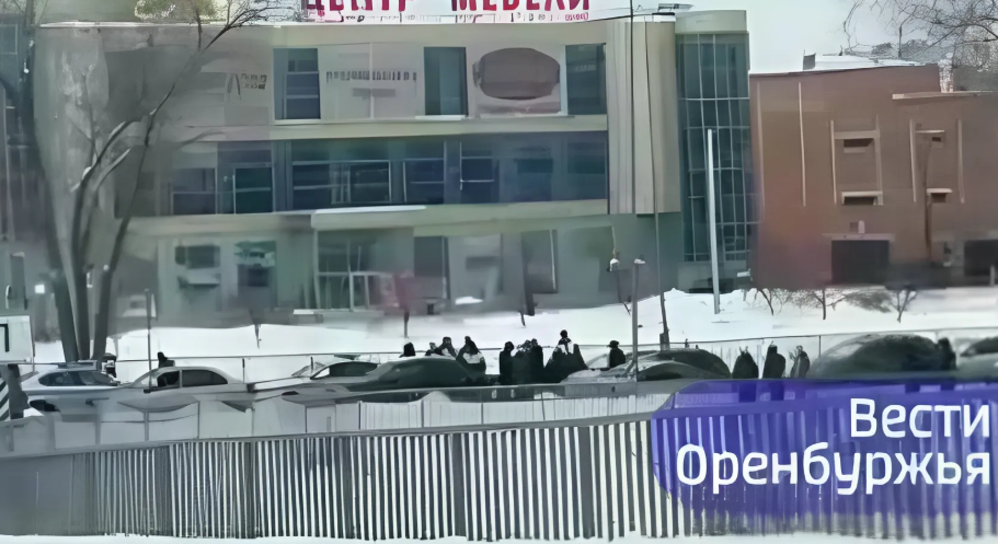    В Оренбурге несколько экипажей полиции пытались задержать подростка, который оказывал сопротивление