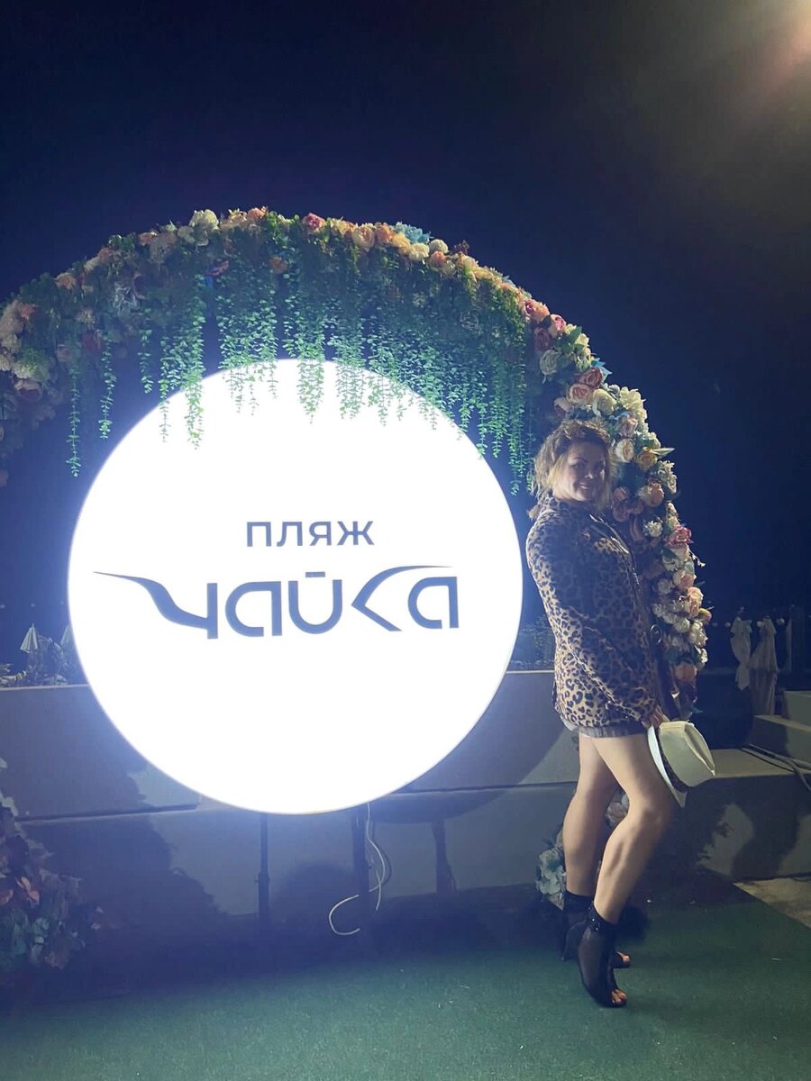 Каблуки отметаем. Потому что решили поехать в аэропорт на самокатах и в аэропорт я уже заходила босиком)))