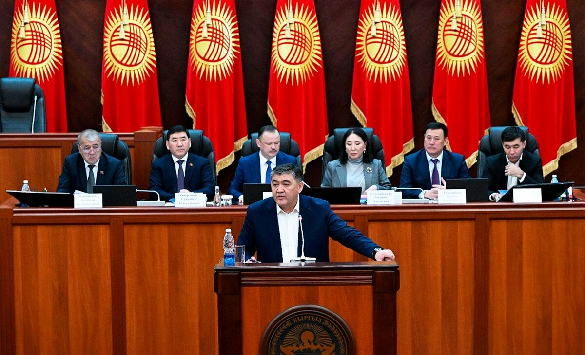 Камчыбек Ташиев выступает в парламенте. Фото с сайта kenesh.kg