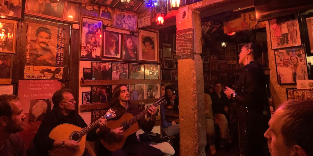 Исполнительница фаду в Tasca do Chico. Фото автора