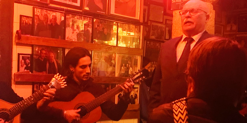 Исполнитель фаду в Tasca do Chico. Фото автора