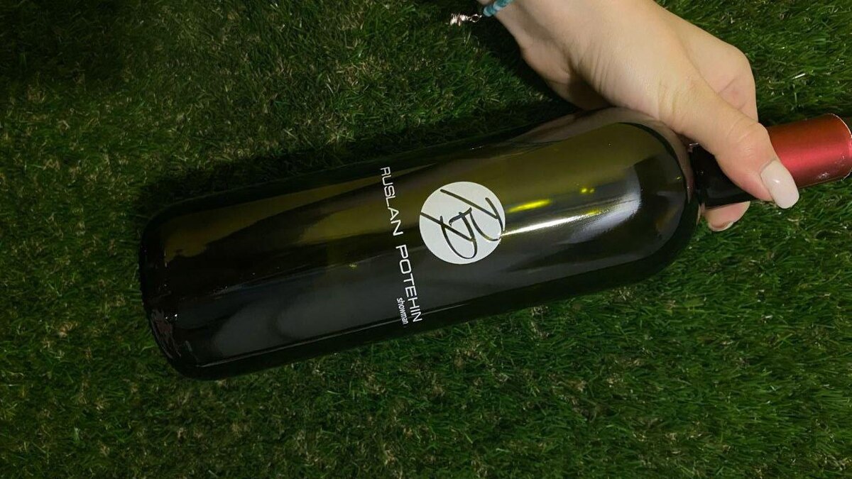 УФ ДТФ (UV DTF) наклейка на бутулке с вином. 