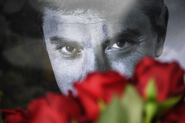 Цветы и фотография на месте гибели Бориса Немцова на Большом Москворецком мосту в Москве, 27 февраля 2022 года / Кирилл Каллиников/РИА Новости 