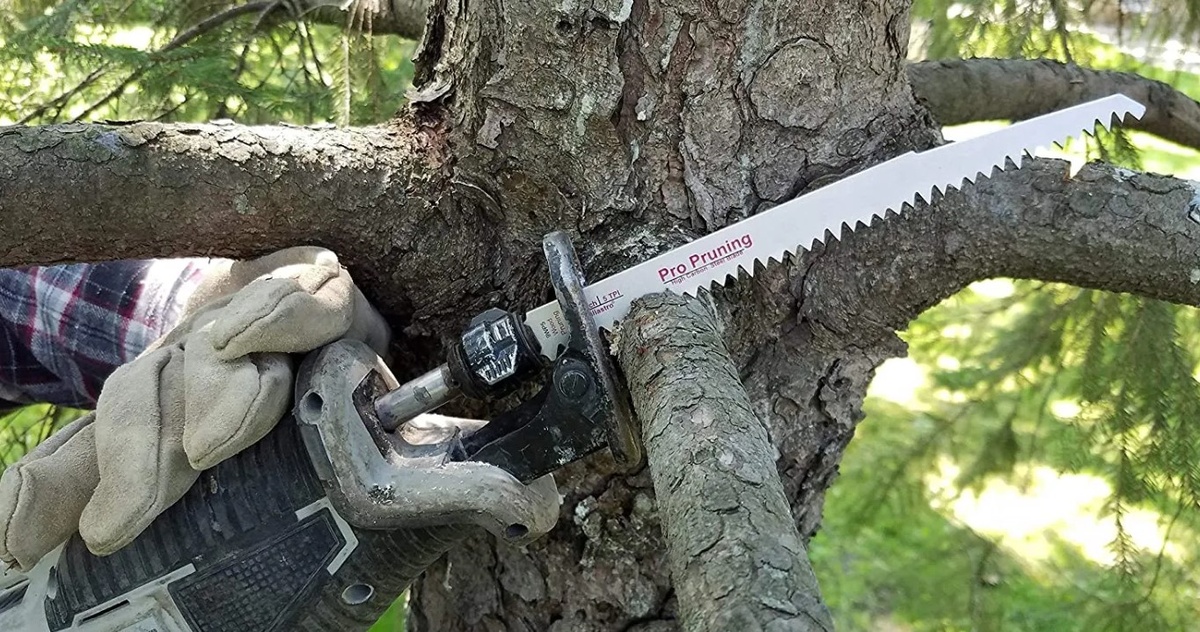 Аккумуляторная сабельная пила удобна и экономит время. Но в обрезке главное - не торопиться.