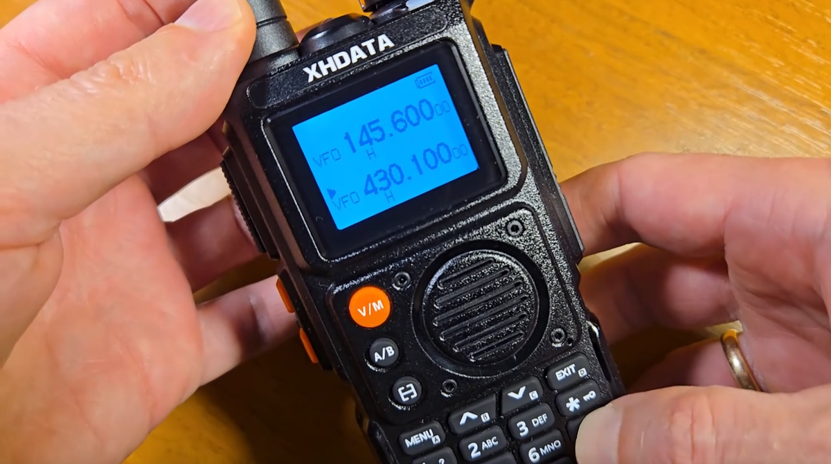 XHDATA E100. Фото - okhamradio