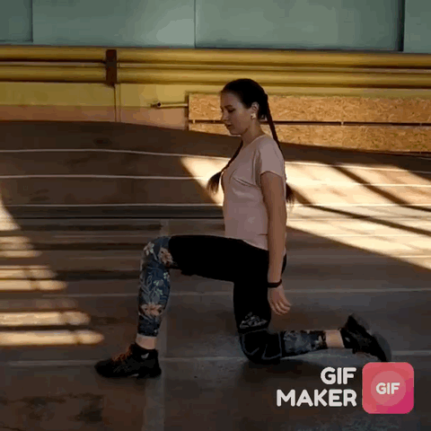 Броски мяча снизу под коленкой.