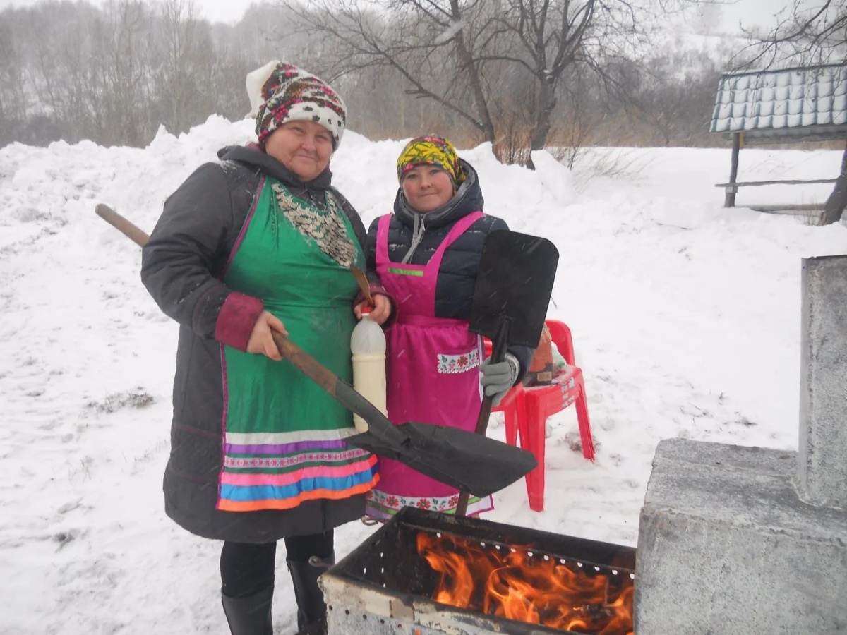 Татьяна Дмитриевна с блинной лопатой возле чудо-печки. 