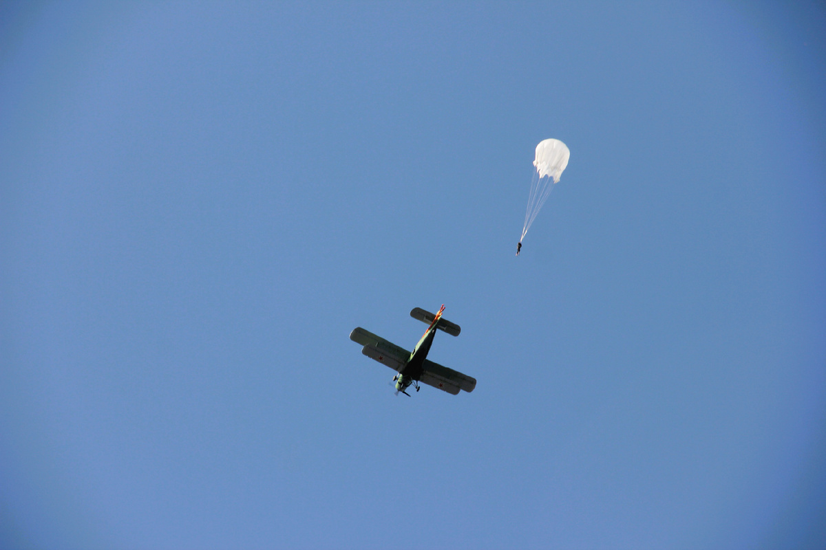 Первый самостоятельный прыжок с парашютом на аэродроме Бобровка.