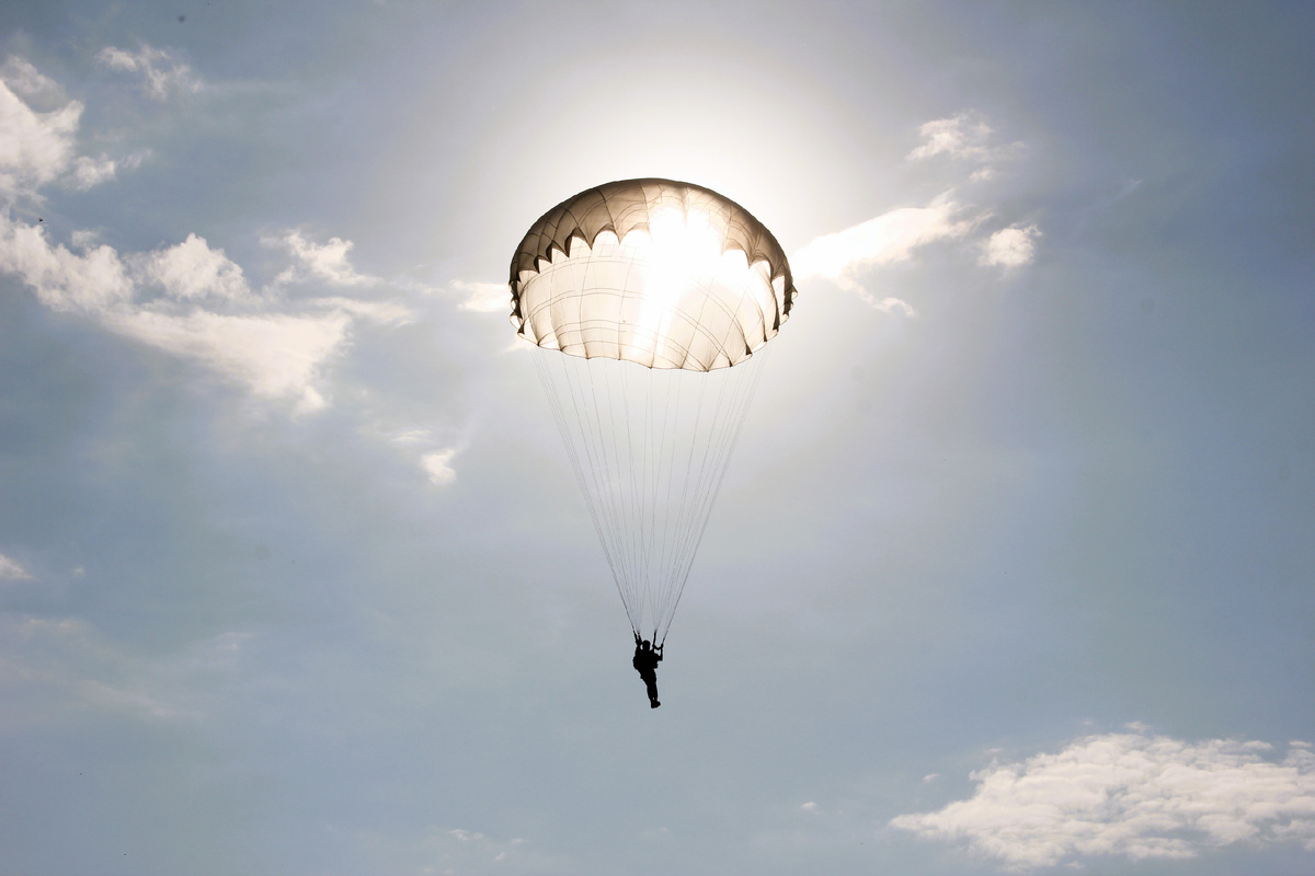 Первый самостоятельный прыжок с парашютом на аэродроме Бобровка.