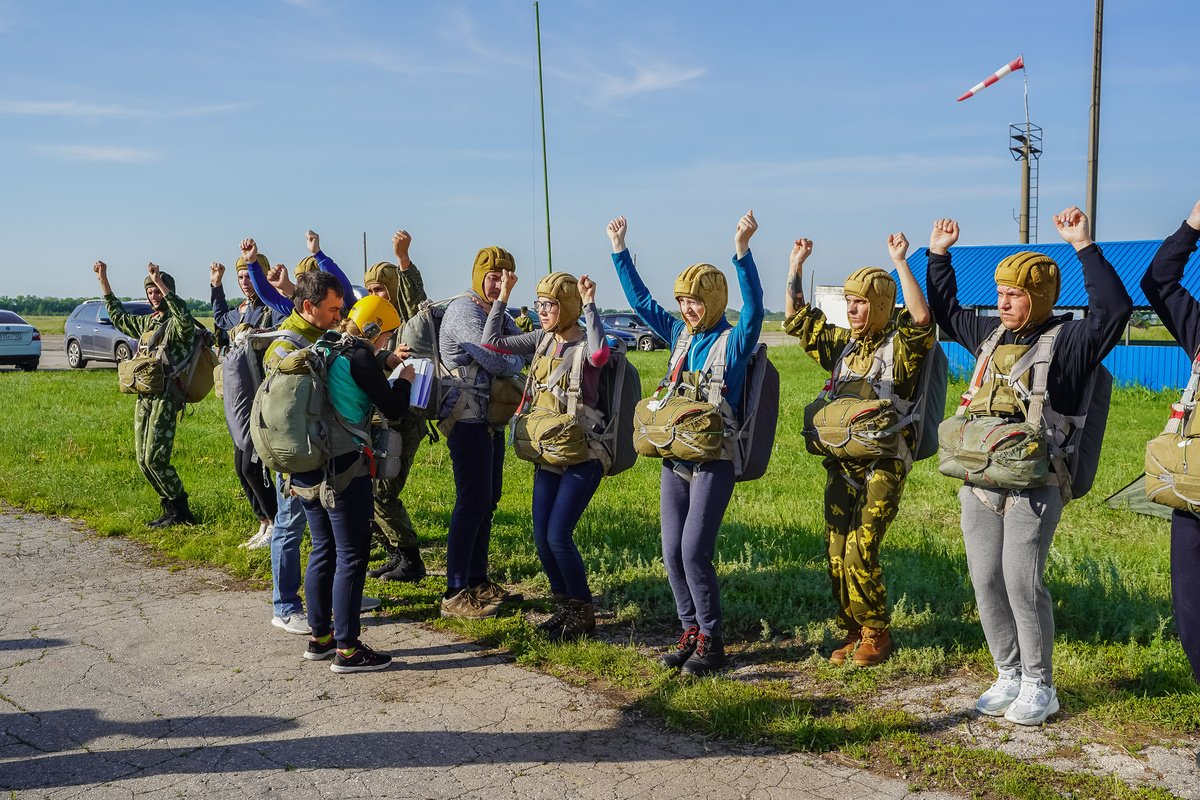 Инструтаж перед прыжком с парашютом 