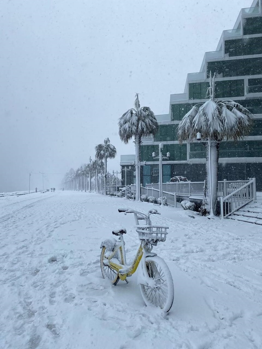 Вся набережная в снегу