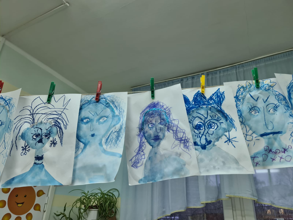 Рисунки воспитанников старшей (выпускной) группы детского сада. Фото автора.