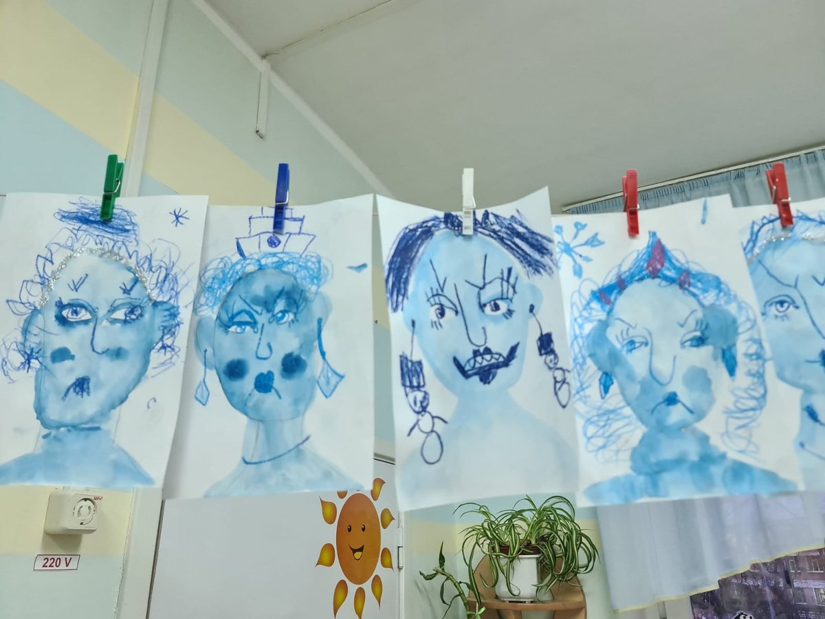 Рисунки воспитанников старшей (выпускной) группы детского сада. Фото автора.