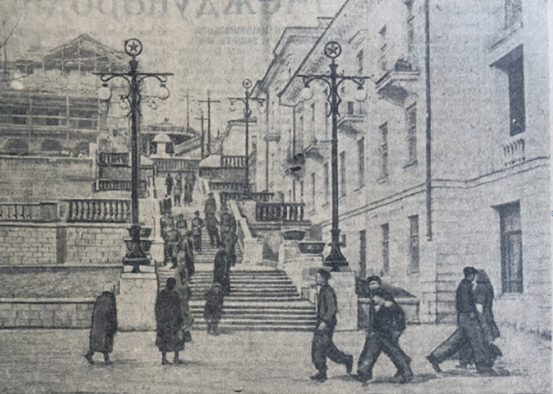 ТОлько что открытая и освещенная Таврическая лестница. И те самые матовые плафоны.