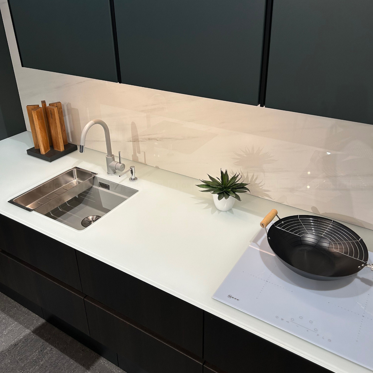 Столешница из стекла Vitrolan в декоре 4099 Нео в матовом исполнении