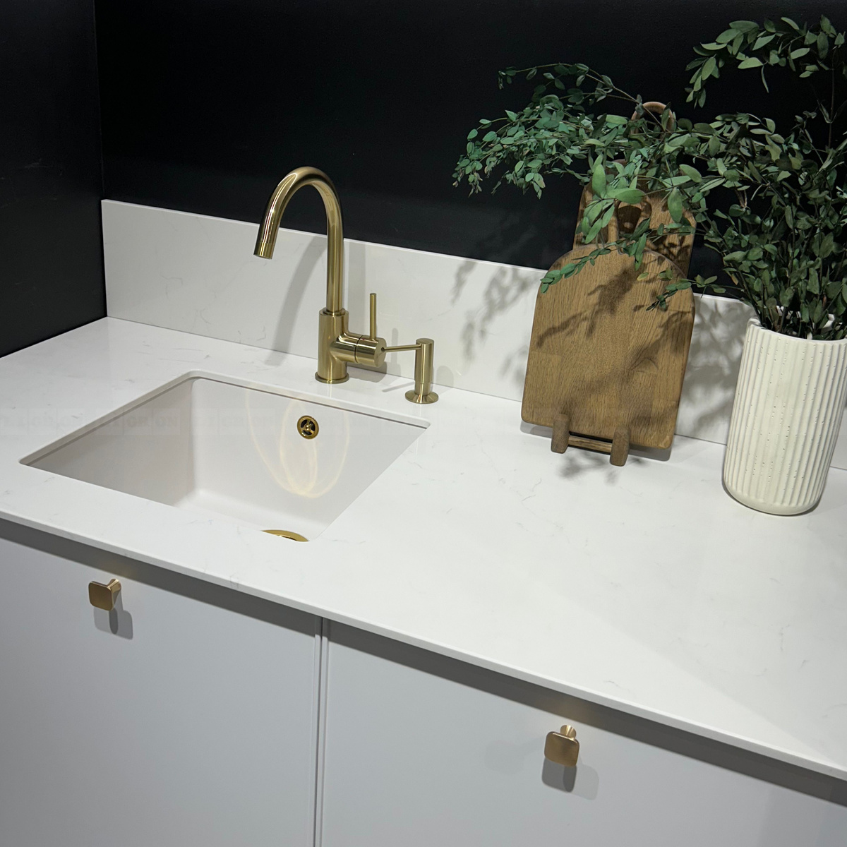 Столешница из кварца в декоре 2374 Мрамор феллини