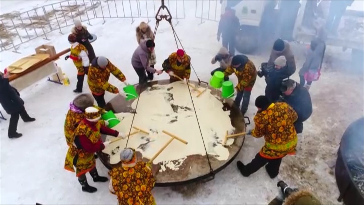 процесс выпекания блина-гианта в Ялуторовске