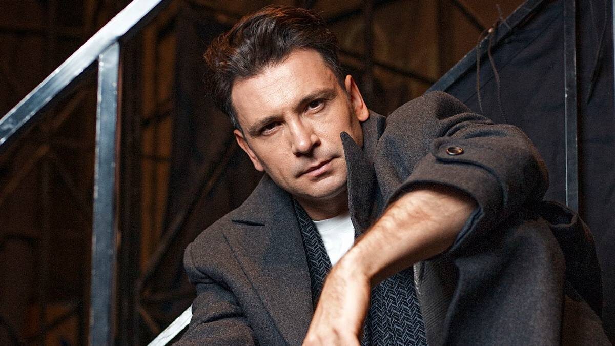    Антон Хабаров признается, что ему интереснее исполнять роли отрицательных героев, так как в них больше глубины / Фото: Игорь Панков