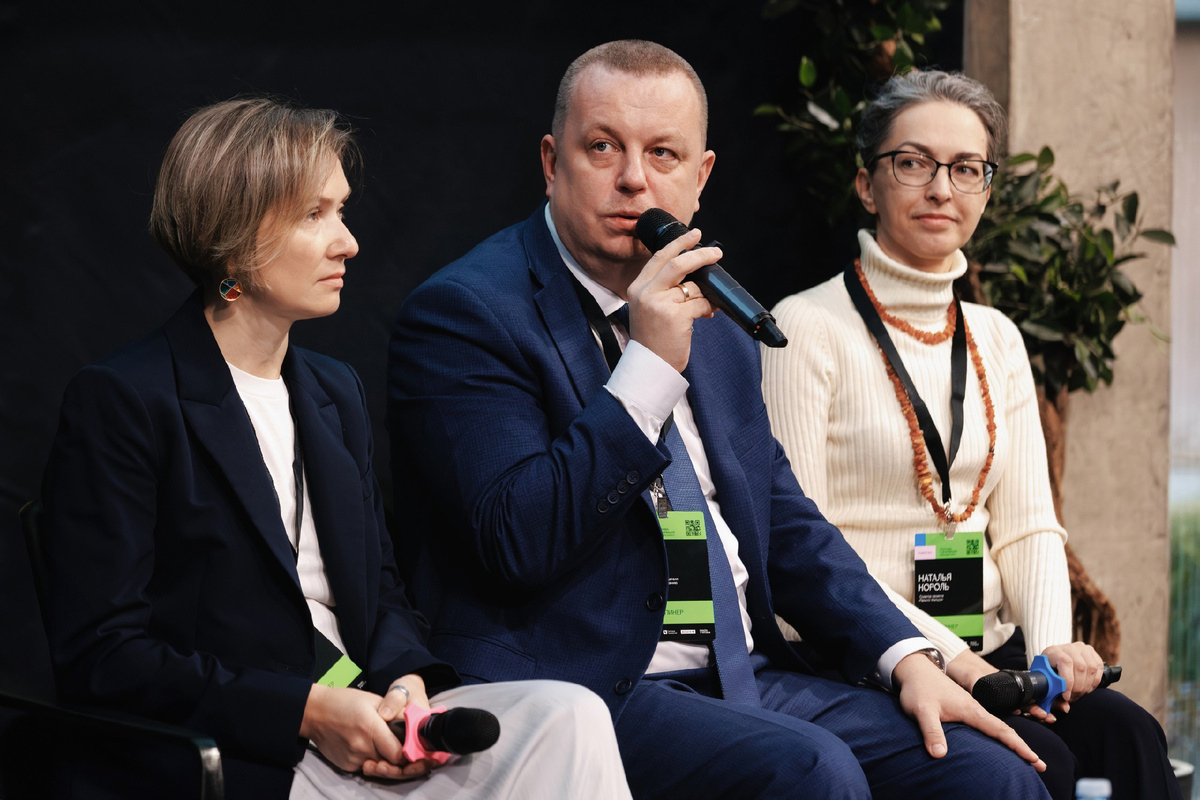 Марина Рагозина (слева) и Наталья Король (справа) во время аналитического выступления «Большие числа: Петербург становится лидером по строительству школ?» конференции «Разморозка», в сессии также участвовал Павел Розов, заместитель главы Комитета по образованию Санкт-Петербурга