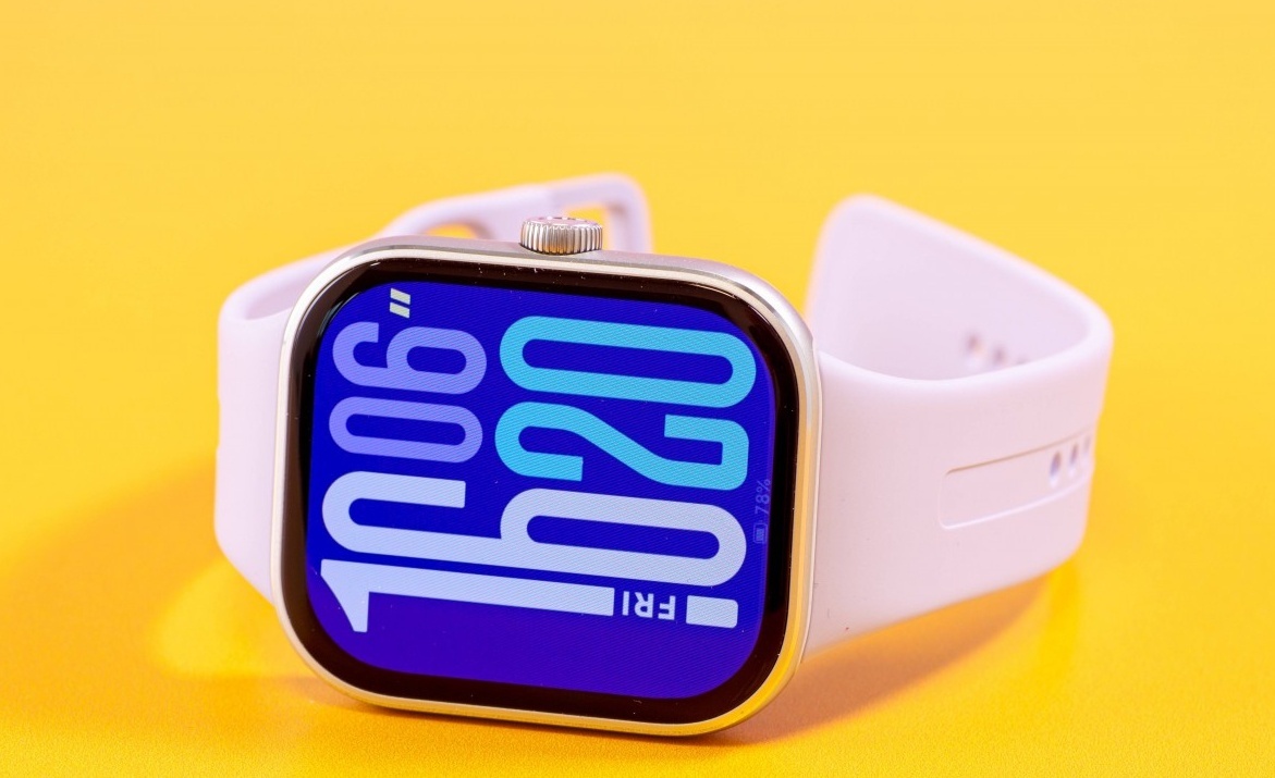    Redmi Watch 5 с белым ремешком выглядят очень стильно и лаконично. Источник: gsmarena.com