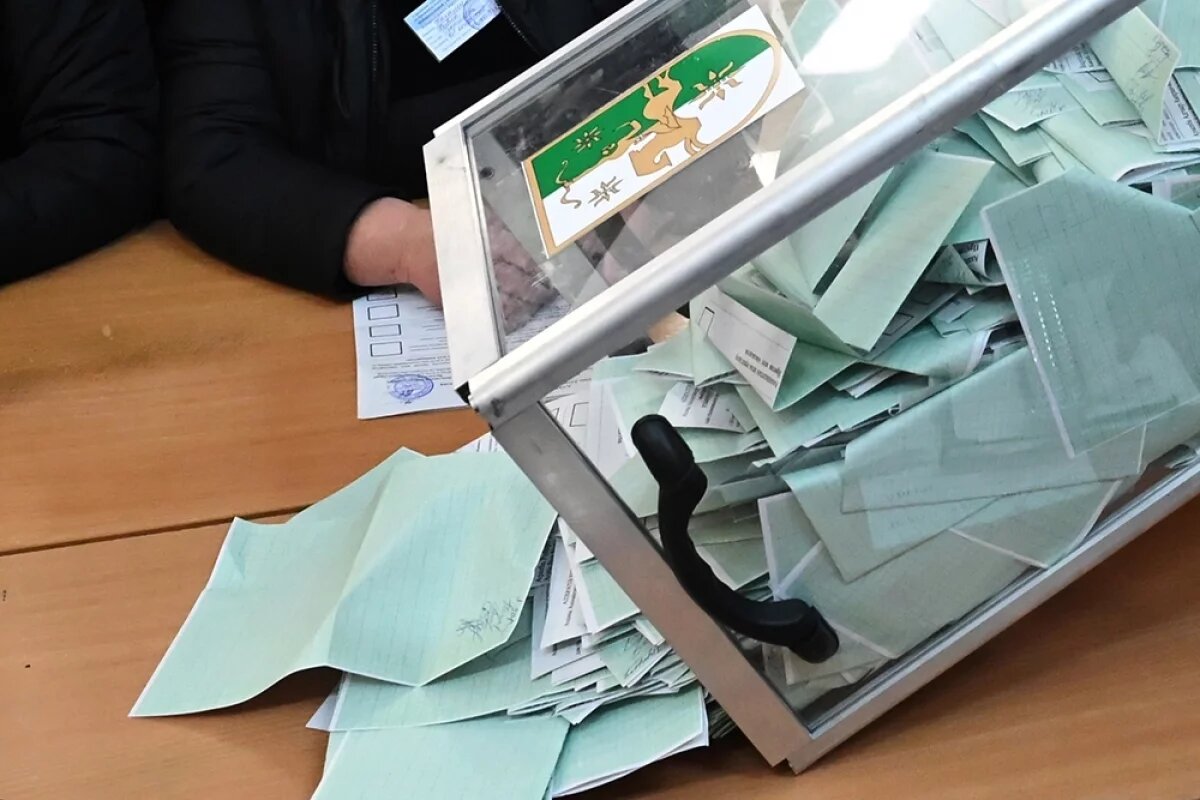    Подсчет голосов на выборах президента Абхазии, 15 февраля 2025 год. Необходимость в проведении досрочных президентских выборов в Абхазии возникла после отставки Аслана Бжания 19 ноября 2024 года на фоне массовых протестов.