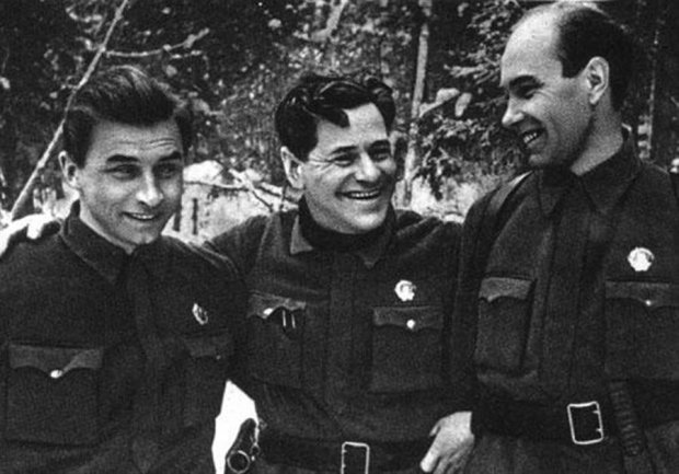 Александр Каплер (в центре) на фронте. Источник: stalingrad.vpravda.ru