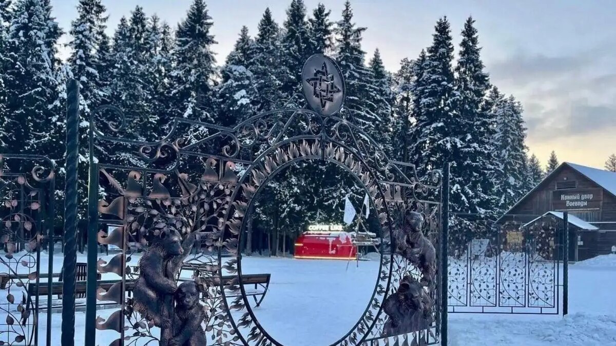    Скандальные ворота парка Порошино под Кировом.