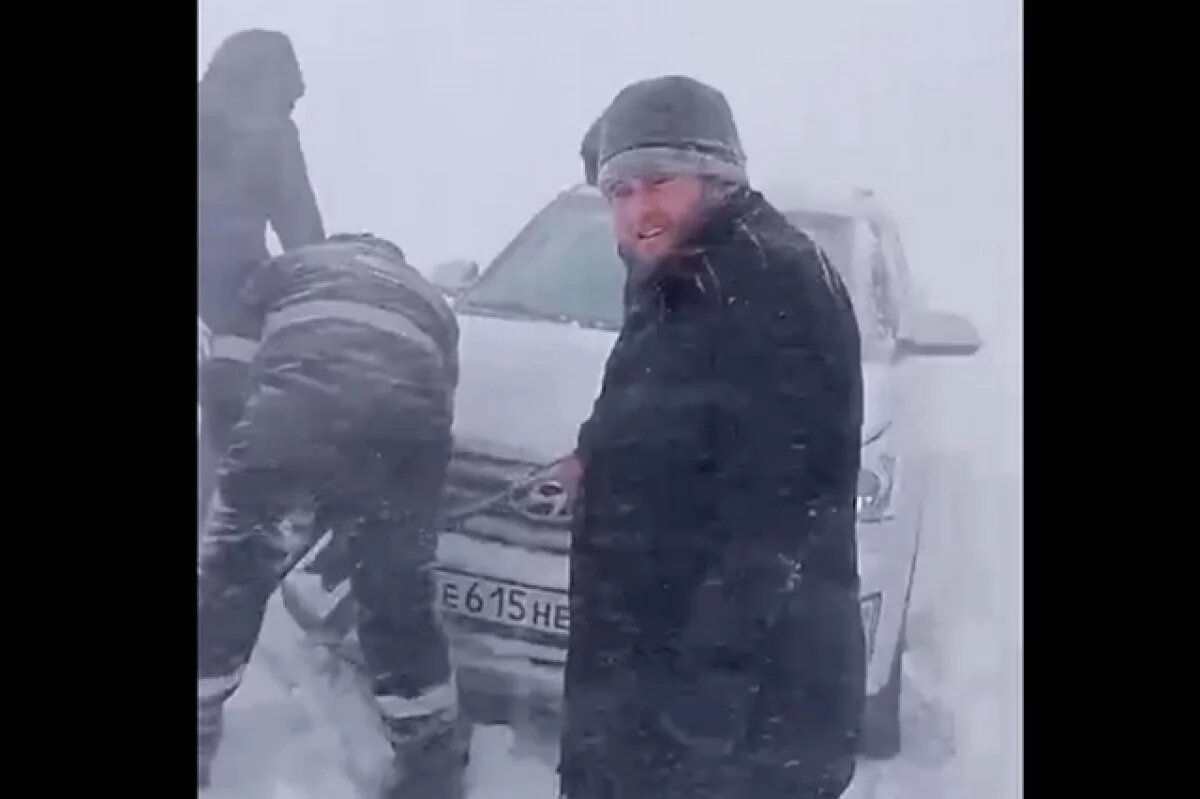    Застрявшую в снегу машину из Чечни вытащили в Ботлихском районе Дагестана