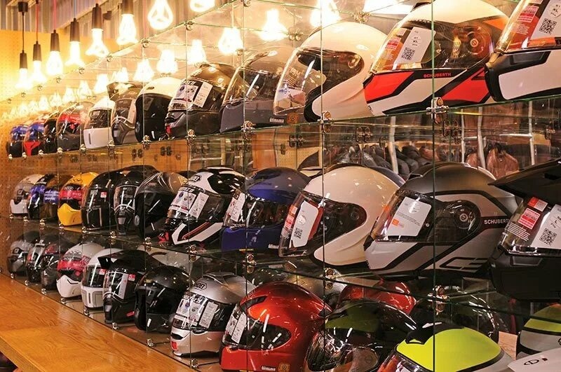 Выбор мотоциклетного шлема - это ответственная задача, требующая серьезного подхода, от ее решения во многом будет зависеть ваша безопасность в дороге. Важным аспектом является тип шлема, интеграл это наиболее защищающий вариант, он полностью закрывает голову, это лучший шлем для дальних поездок и спортивной езды.