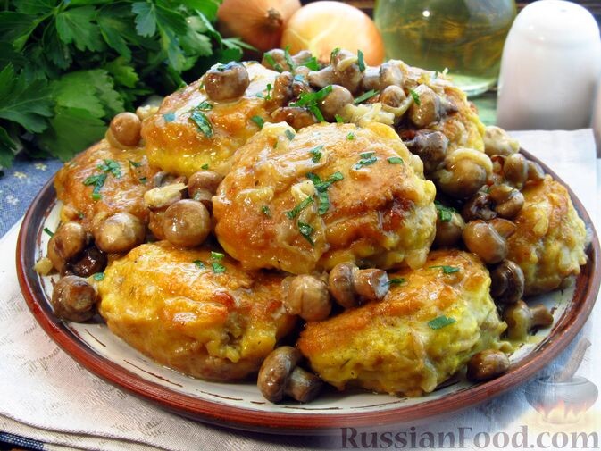 картофель, фарш мясной, шампиньоны, лук репчатый, сметана, яйца, мука, соль, перец чёрный молотый, хмели-сунели, куркума, масло растительное, зелень петрушки