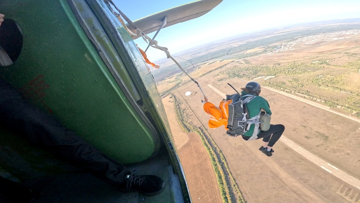 Первый самостоятельный прыжок с парашютом на аэродроме Бобровка. 