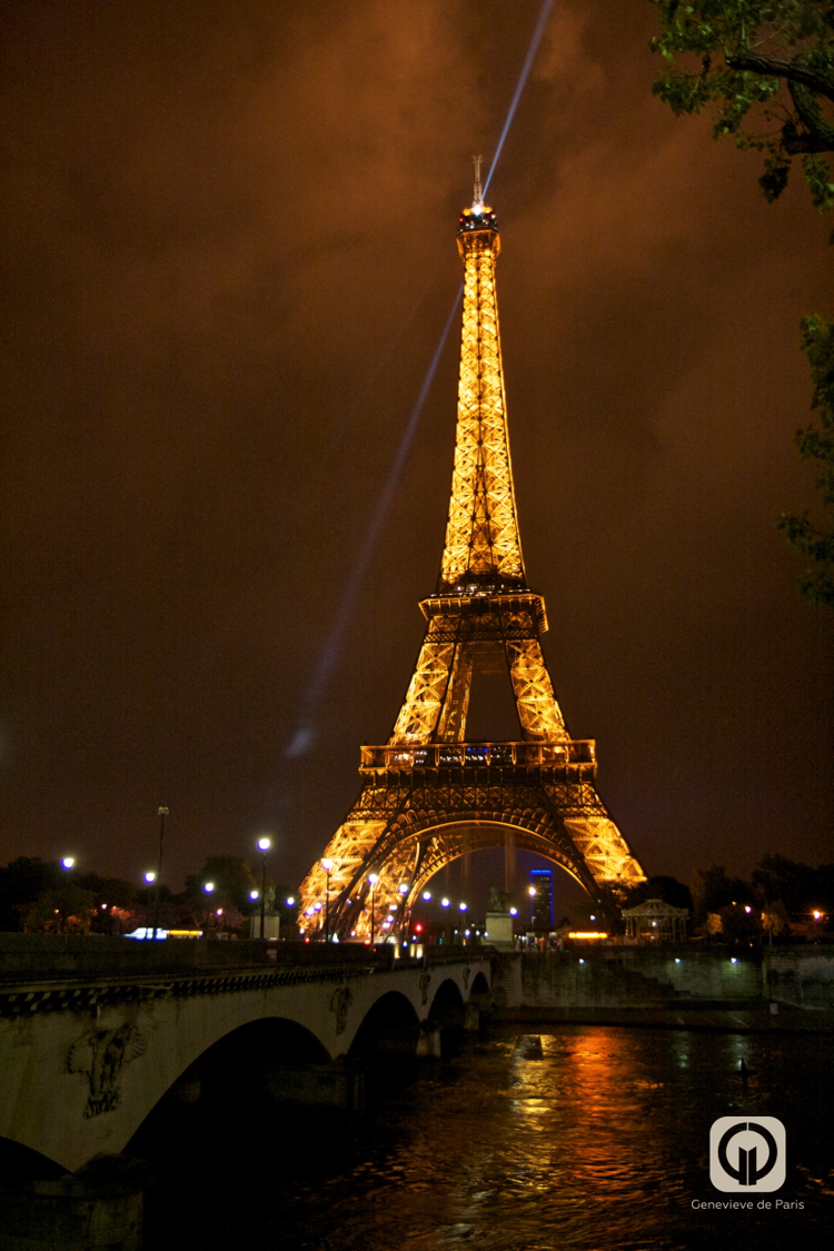 Вид на башню, но не совсем с террасы дворца, с набережной