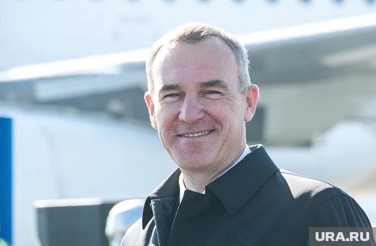 Губернатор ХМАО Руслан Кухарук помог спасти пассажира с инфарктом, из-за которого их самолет экстренно сел в Перми (архивное фото). Фото: Денис Моргунов © URA.RU