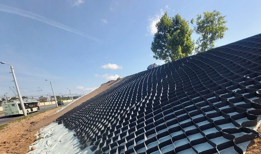 Применение объемной георешетки для укрепления откосов в коттеджном строительстве