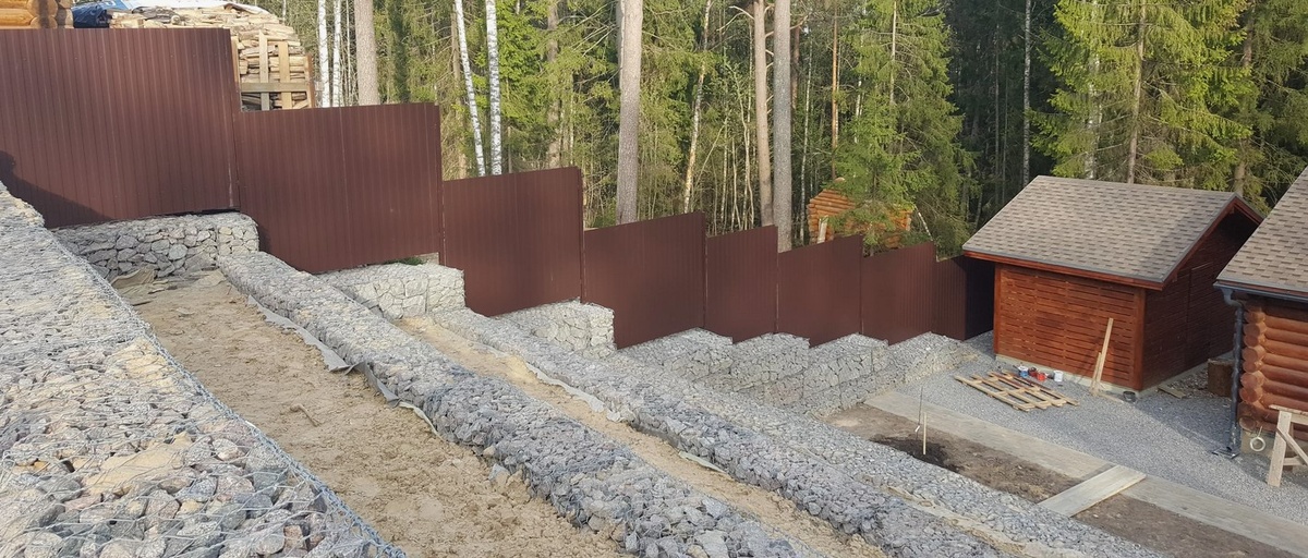 для участков с перепадами высот и неустойчивыми грунтами.