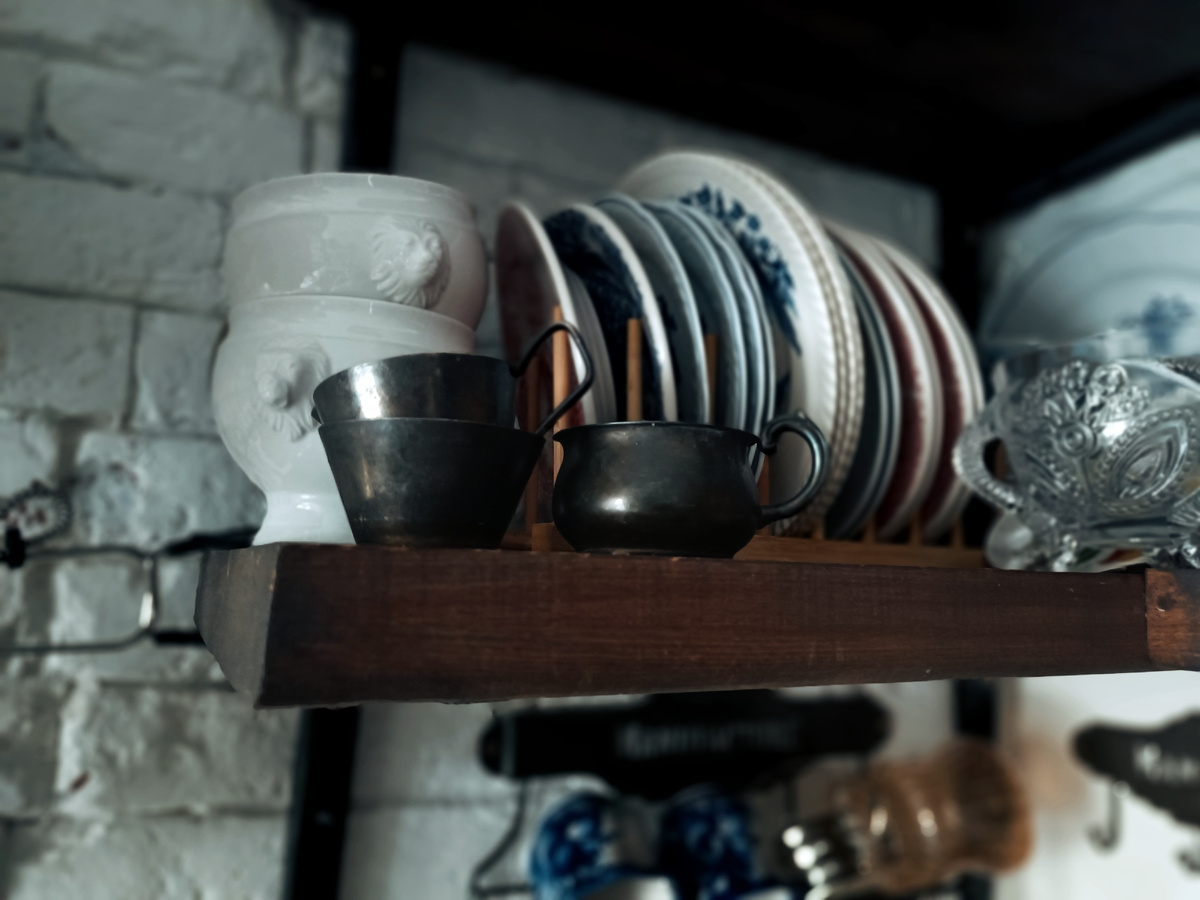 Маленькие посеребрянные сливочники у меня самые ходовые - использую их и как мерные ёмкости, и варенье детям подать, и сметану или соус к столу