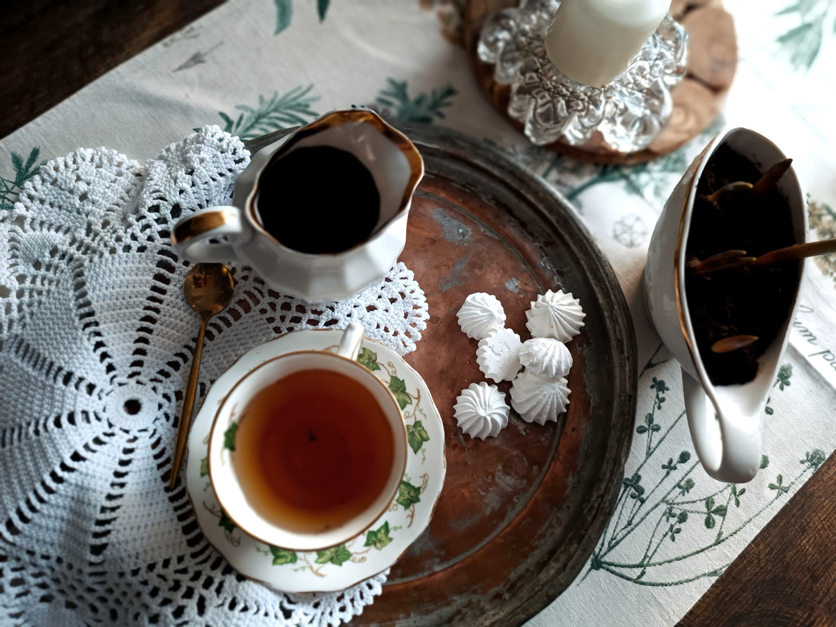 Налила в молочник сироп, в соусник высадила первоцветов - блины успели съесть😂