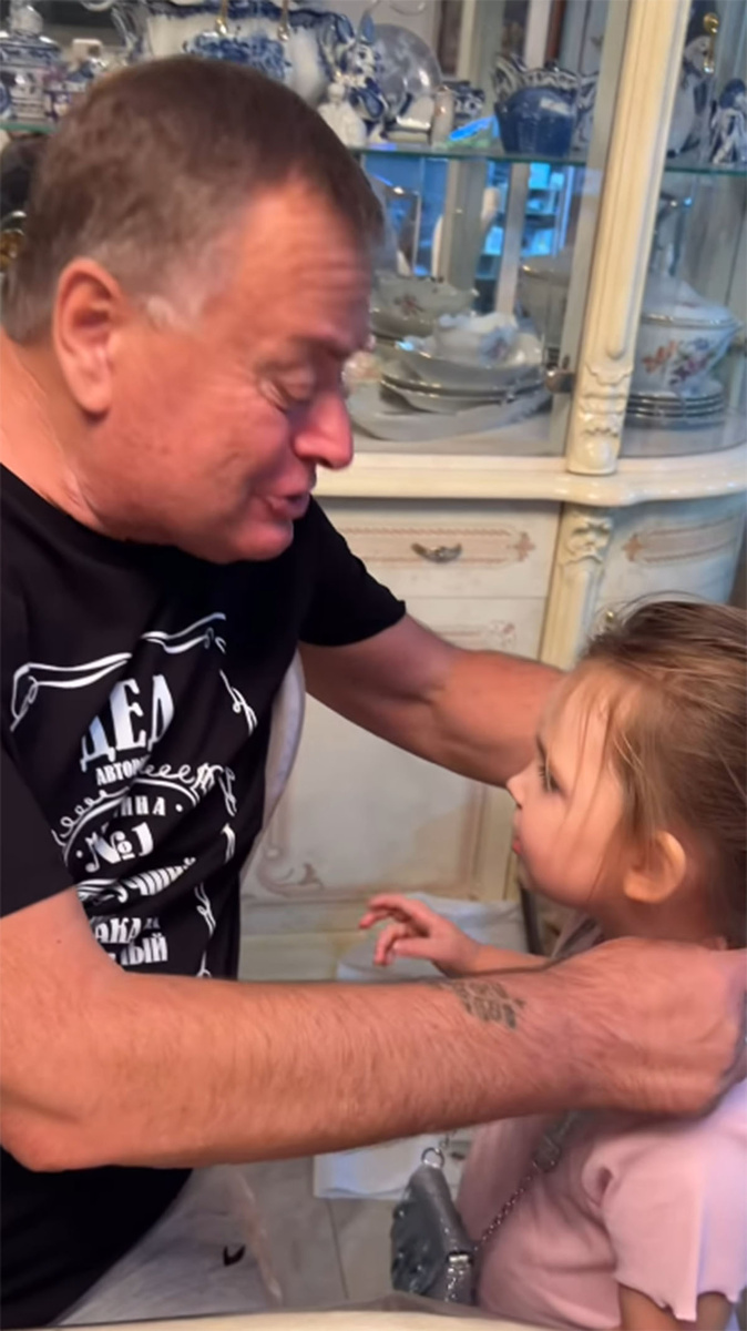 Папа Жанны Фриске с внучкой Луной. Фото: соцсети Натальи Фриске