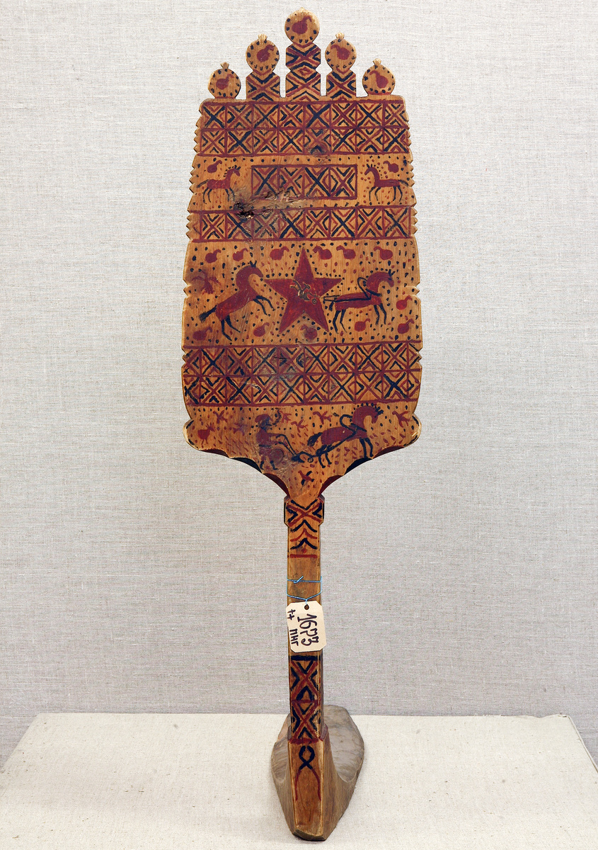 ПРЯЛКА ПИНЕЖСКАЯ. 20-е годы XX в. Место создания: Архангельская губ., Пинежский уезд
Дерево, вырезание, резьба, роспись. АМДЗ КП-1673. Д-225