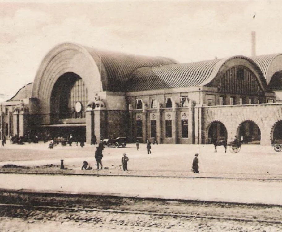 Железнодорожный вокзал, построенный в 1913 году. 