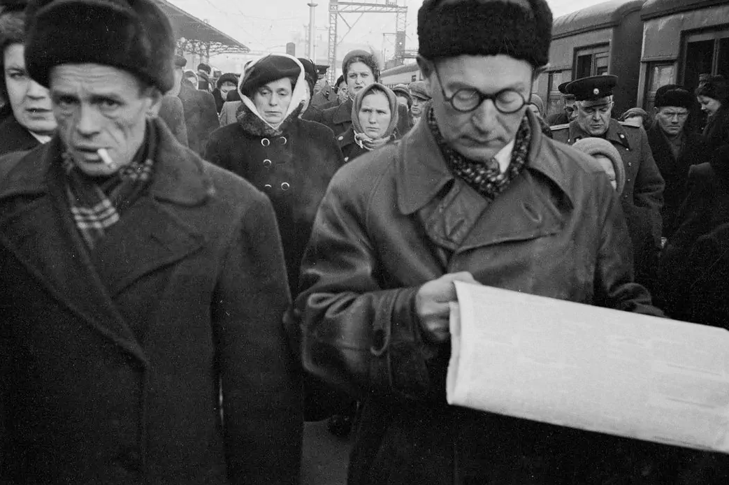 Пассажиры прибывшего пригородного поезда на перроне Ярославского вокзала. 1956 год