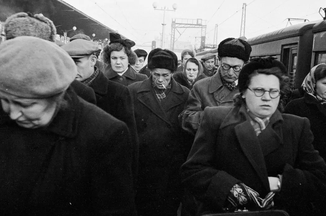 Пассажиры прибывшего пригородного поезда на перроне Ярославского вокзала. 1956 год