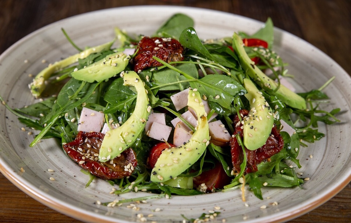 Сытный салат с индейкой, авокадо и вялеными помидорами