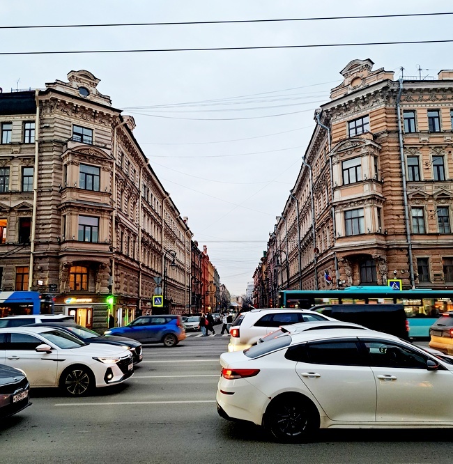 Вид на Пушкинскую улицу с Невского проспекта между домами 77 (справа) и 79 (слева)