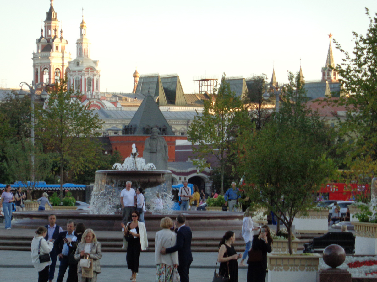 Театральная площадь. Фото автора со стороны Центрального подъезда Большого театра,  сентябрь 2024 г.