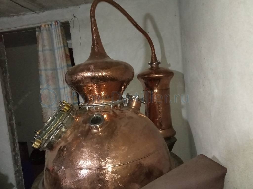 Аламбик и шлем.