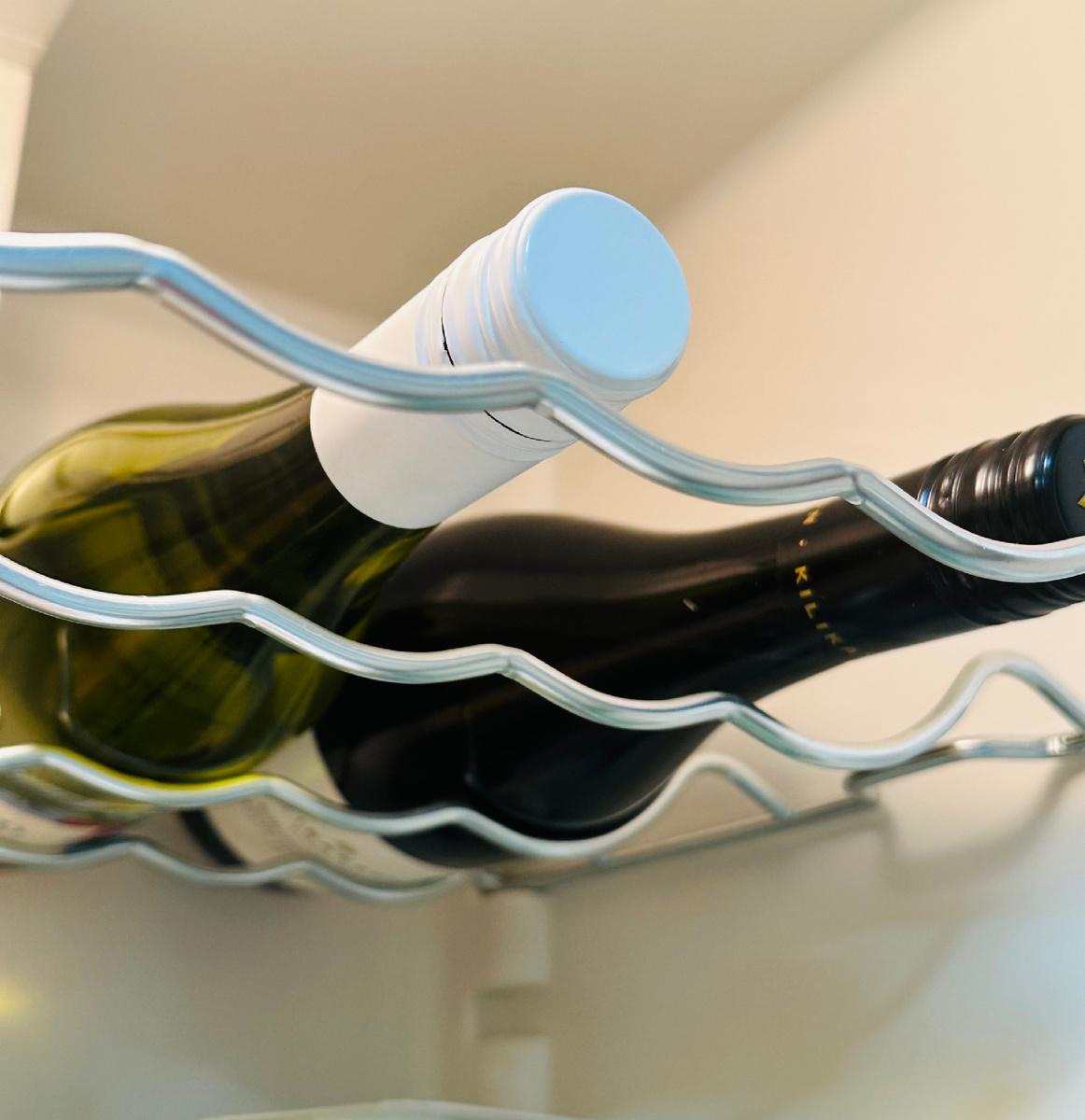 Красное вино подарили, я больше белое люблю.